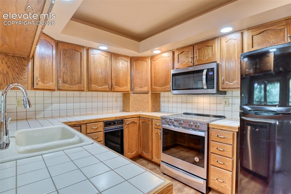 Image 15 of 39: Kitchen