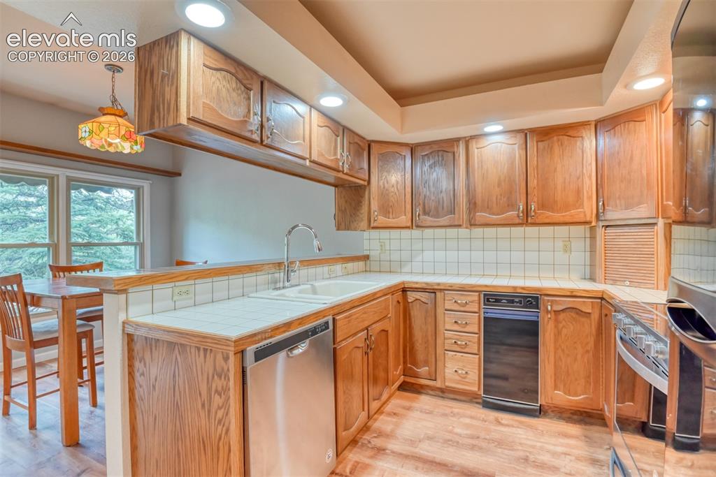 Image 16 of 39: Kitchen