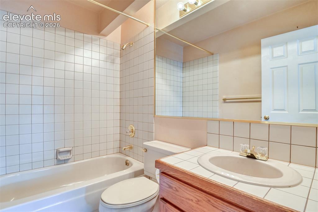 Image 34 of 39: Bathroom
