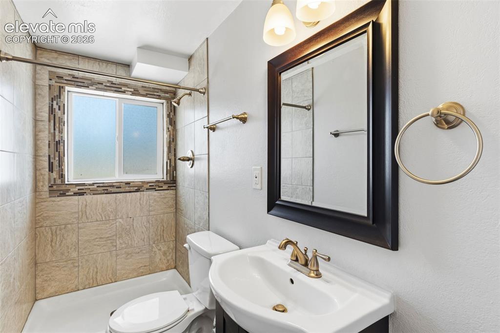 Image 15 of 34: Bathroom
