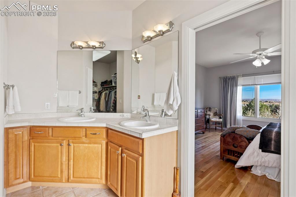 Image 17 of 37: 5 Pc master bath with dual vanities