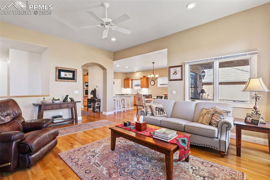Image 9 of 37: Open and bright floor plan