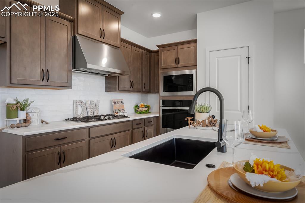 Image 10 of 31: Kitchen