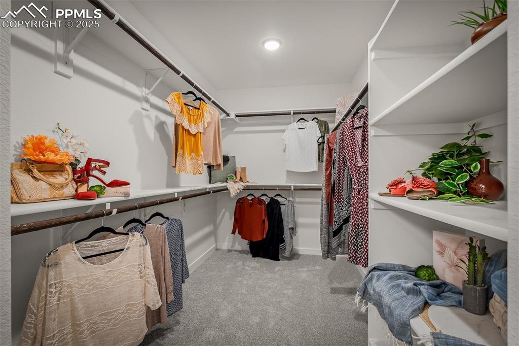 Image 22 of 31: Closet