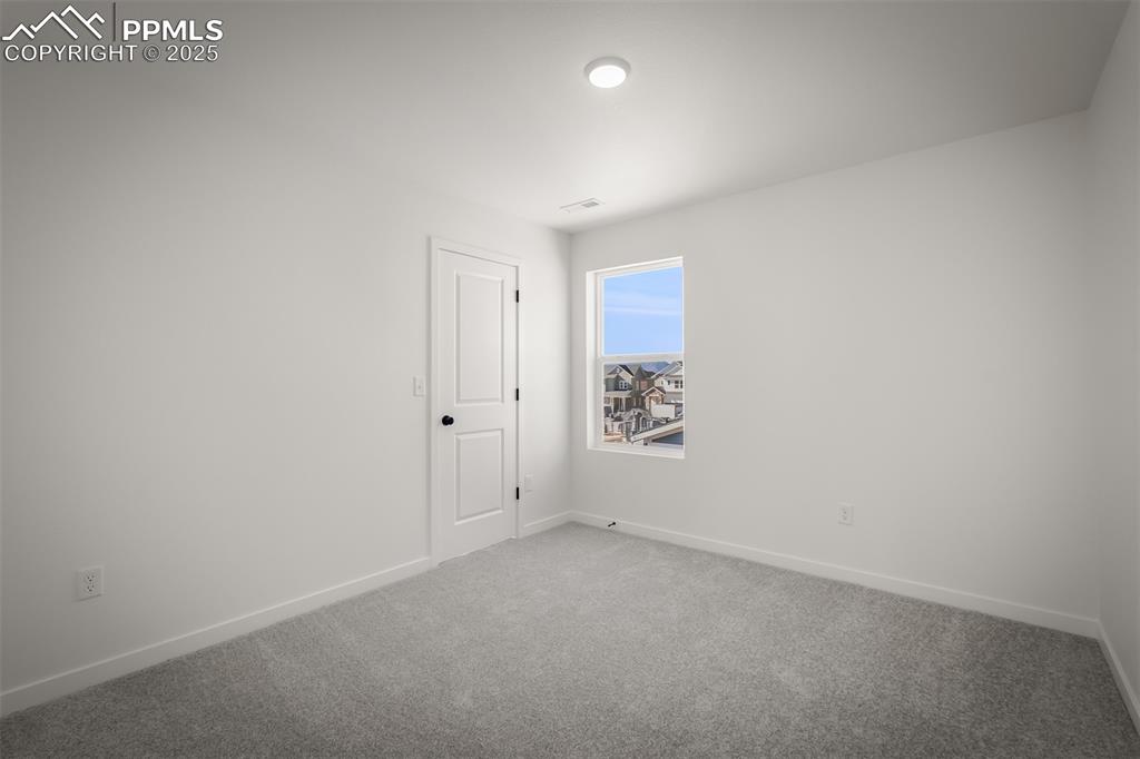 Image 26 of 31: Bedroom