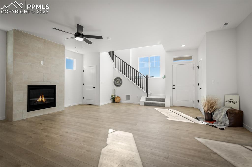 Image 4 of 31: Living Room