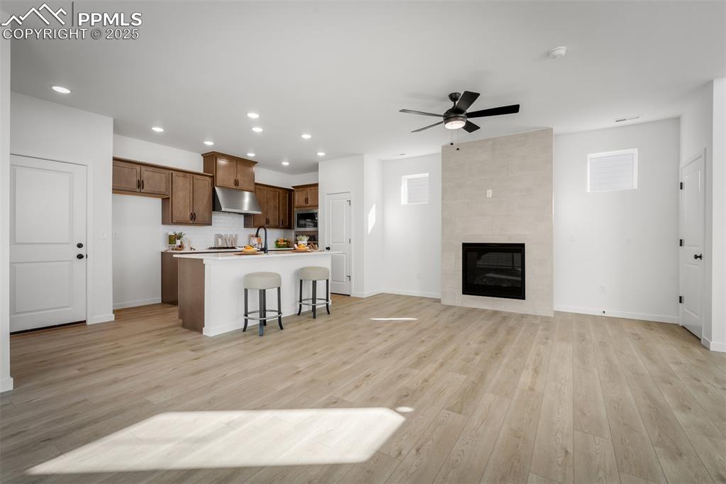 Image 7 of 31: Living Room