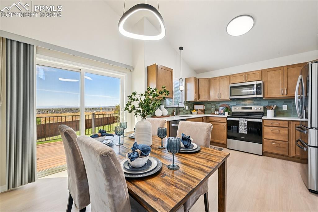 Image 14 of 39: Dining Area