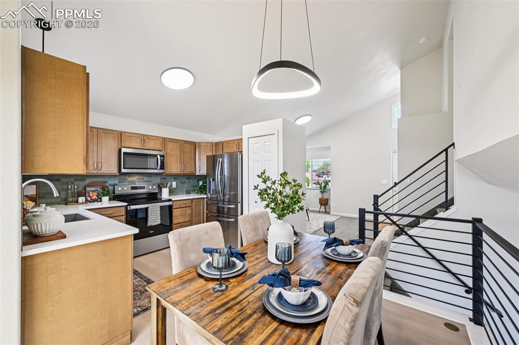 Image 17 of 39: Dining Area