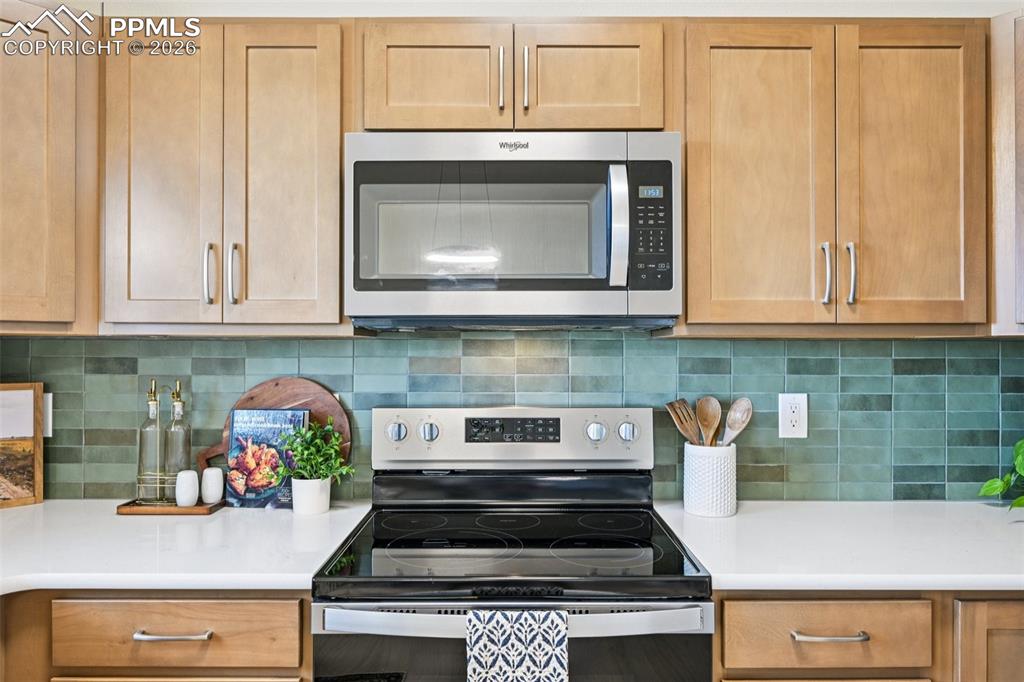 Image 21 of 39: Kitchen