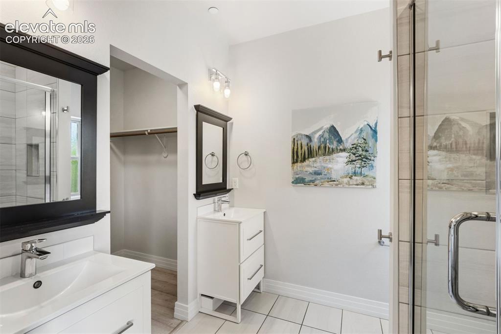 Image 17 of 43: Bathroom