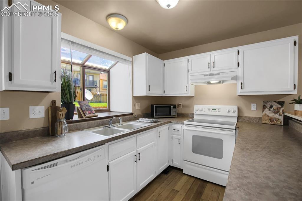 Image 14 of 28: Kitchen