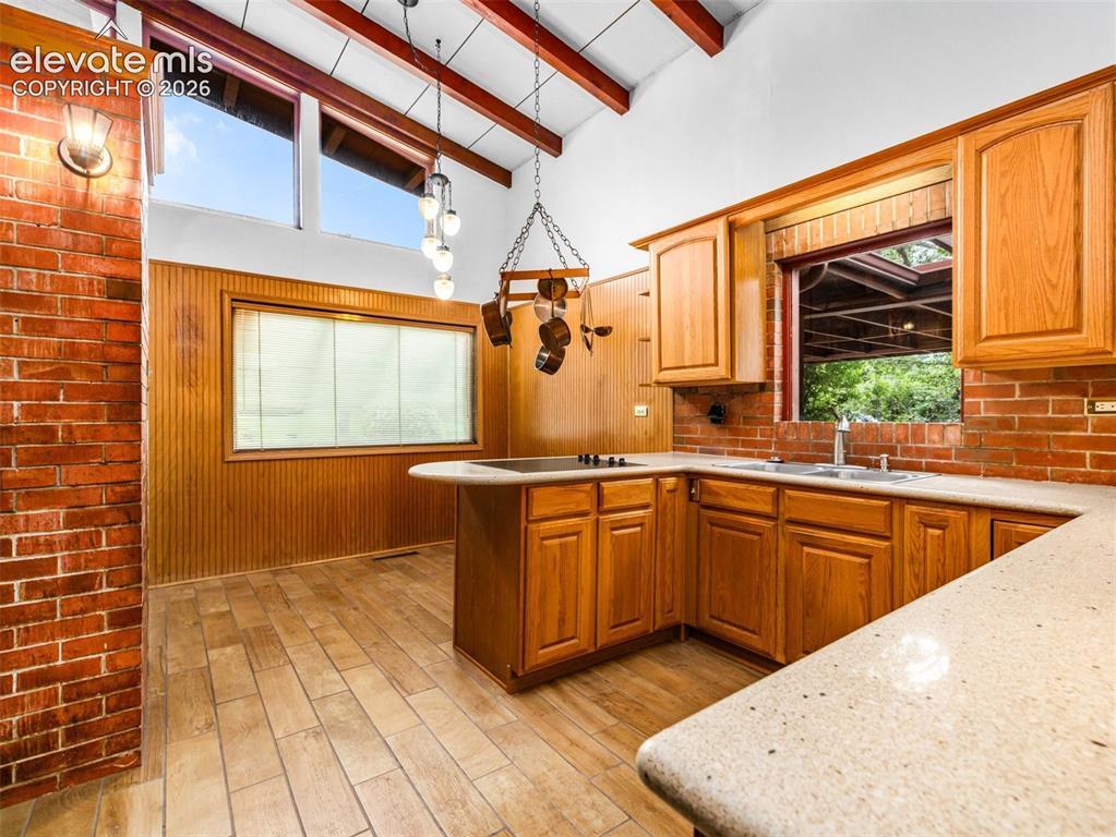 Image 19 of 39: Kitchen