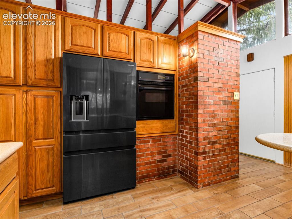 Image 20 of 39: Kitchen