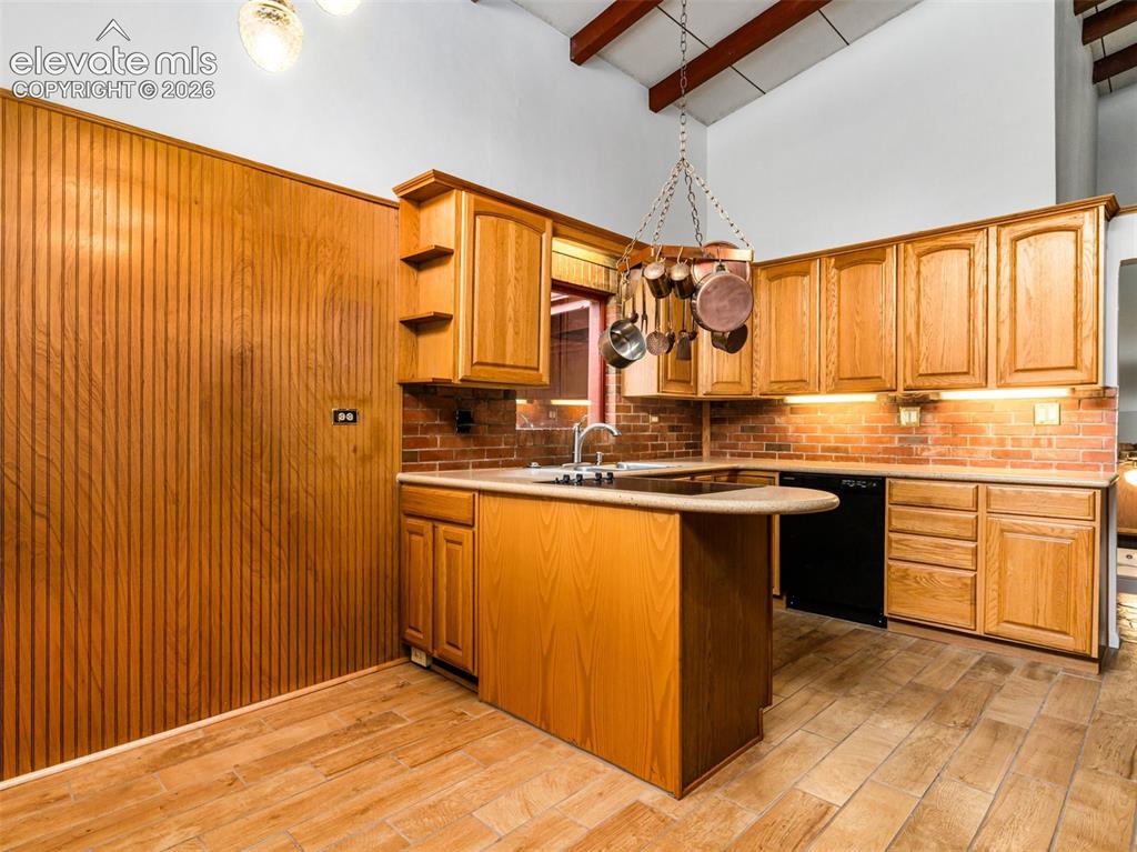 Image 21 of 39: Kitchen