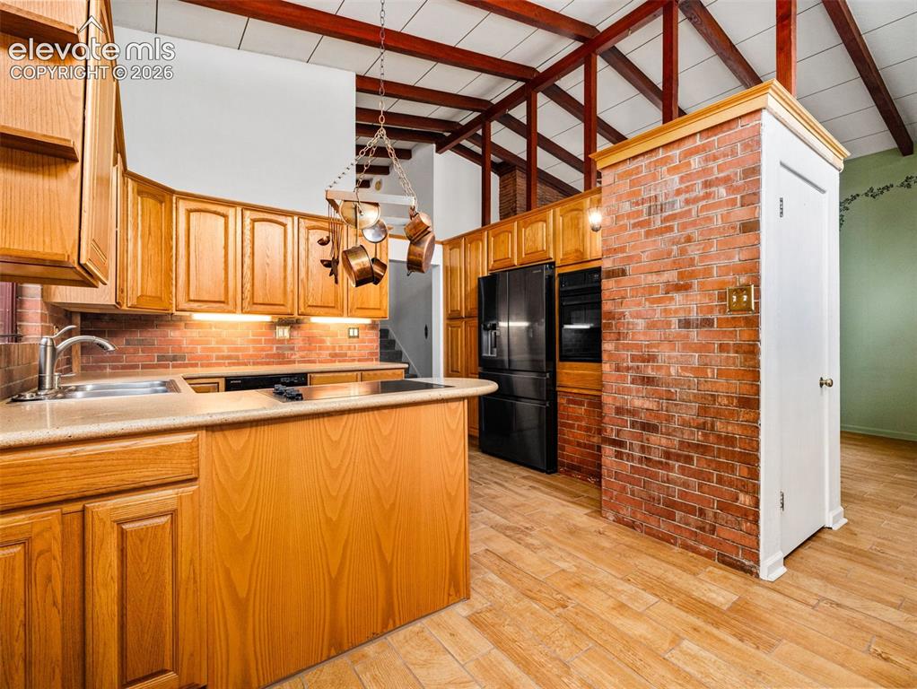 Image 22 of 39: Kitchen