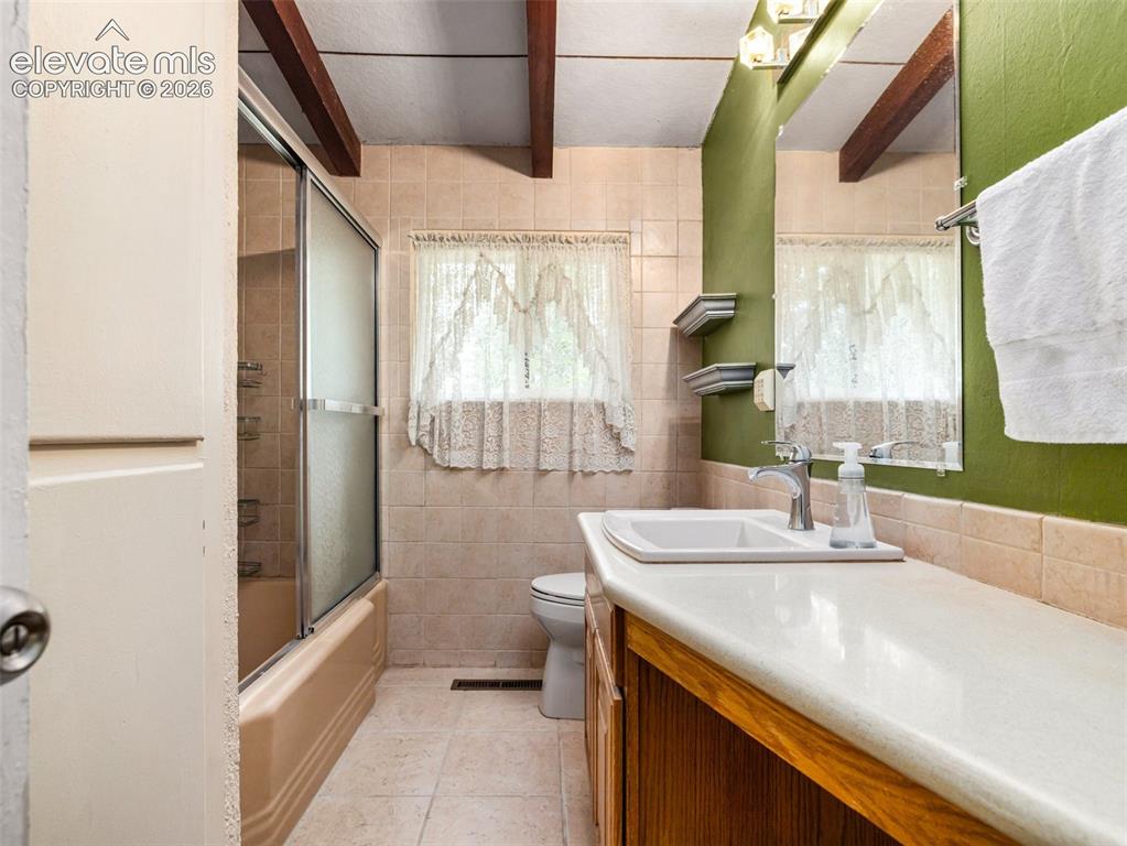 Image 30 of 39: Bathroom