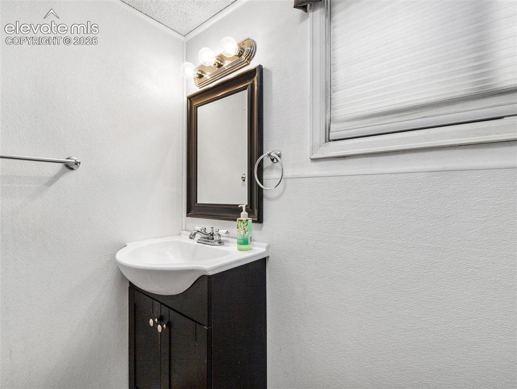 Image 32 of 39: Bathroom