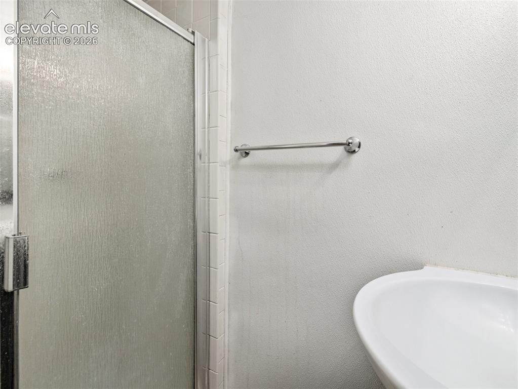 Image 33 of 39: Bathroom