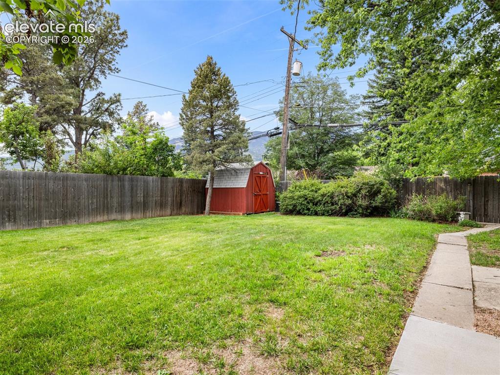 Image 8 of 39: Yard