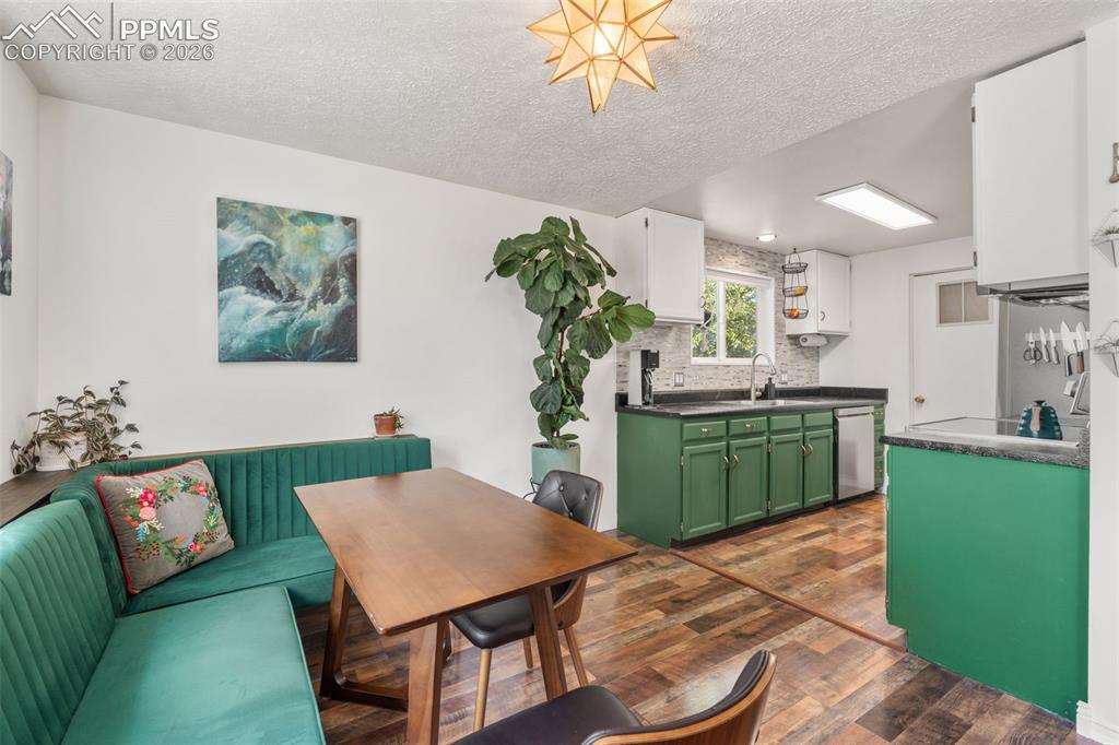 Image 11 of 31: Dining Area