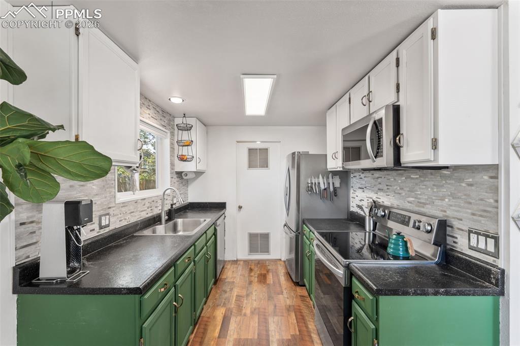 Image 12 of 31: Kitchen
