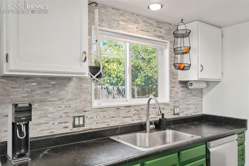 Image 13 of 31: Kitchen