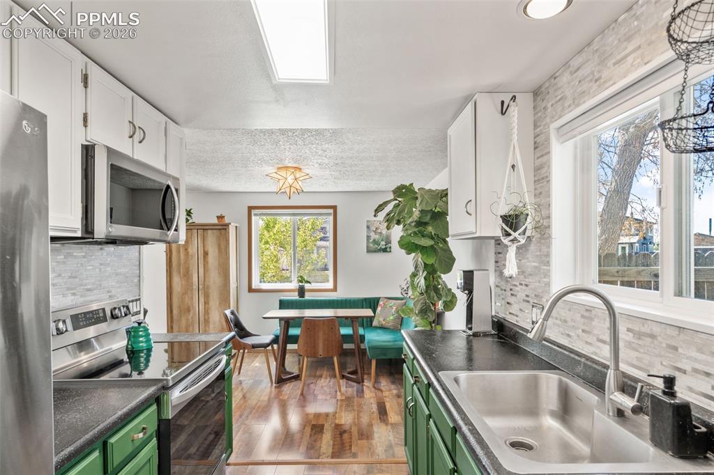 Image 14 of 31: Kitchen