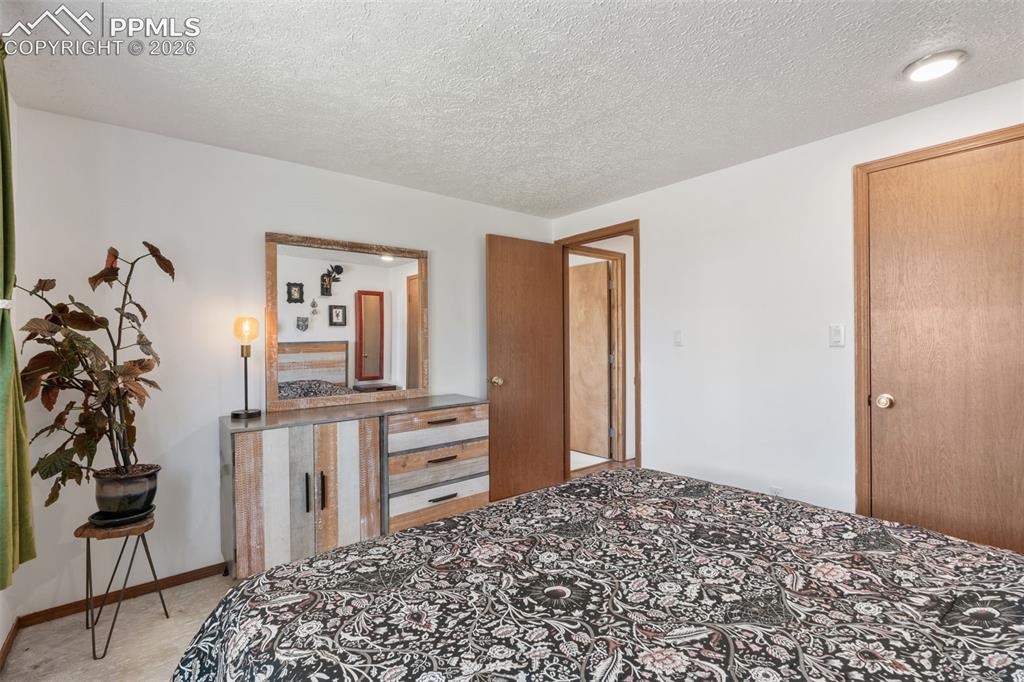 Image 17 of 31: Bedroom