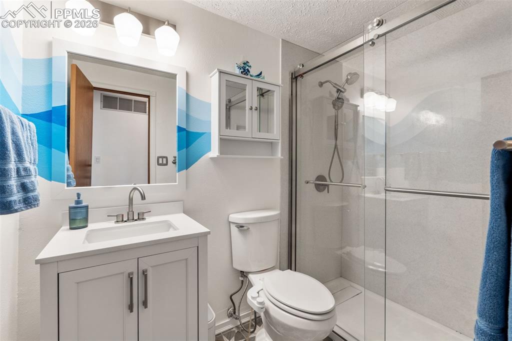 Image 18 of 31: Bathroom