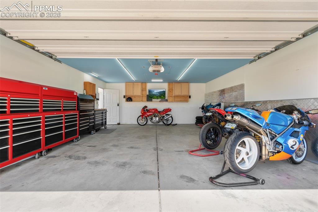 Image 22 of 31: Garage
