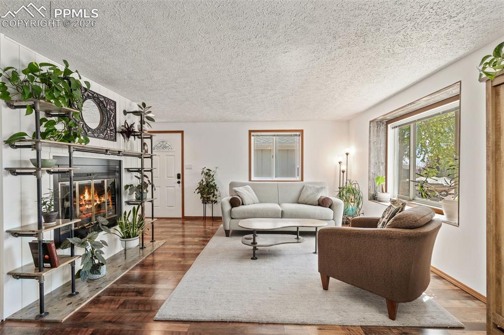 Image 6 of 31: Living Room