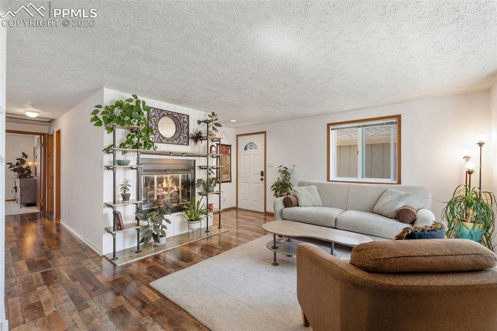 Image 7 of 31: Living Room