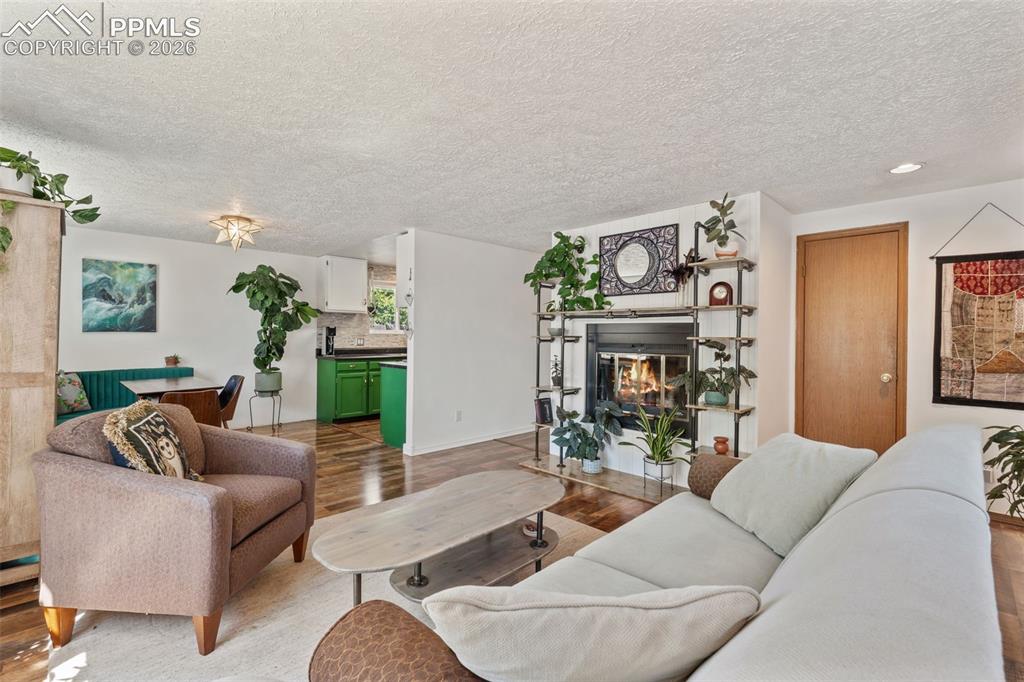 Image 8 of 31: Living Room