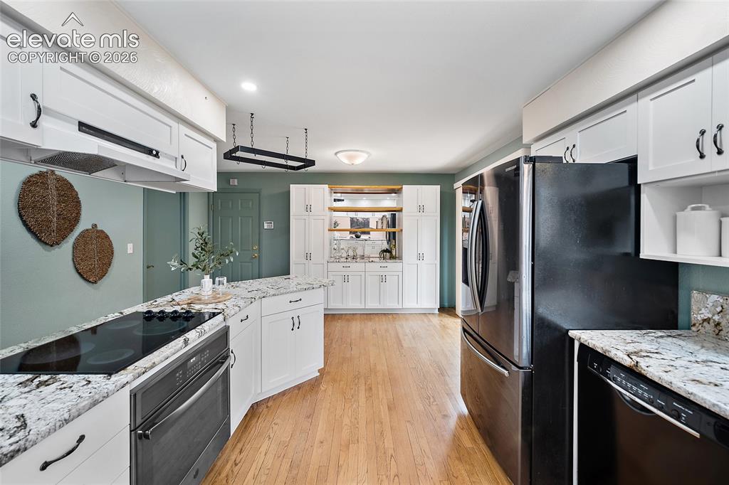 Image 13 of 42: Kitchen