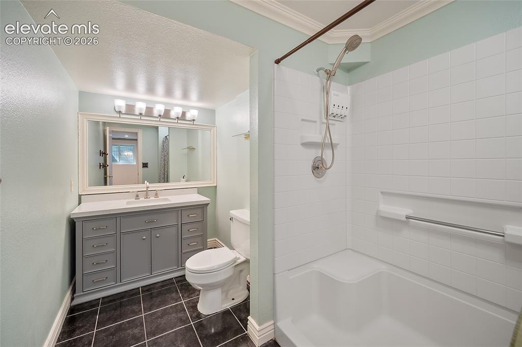 Image 34 of 42: Bathroom