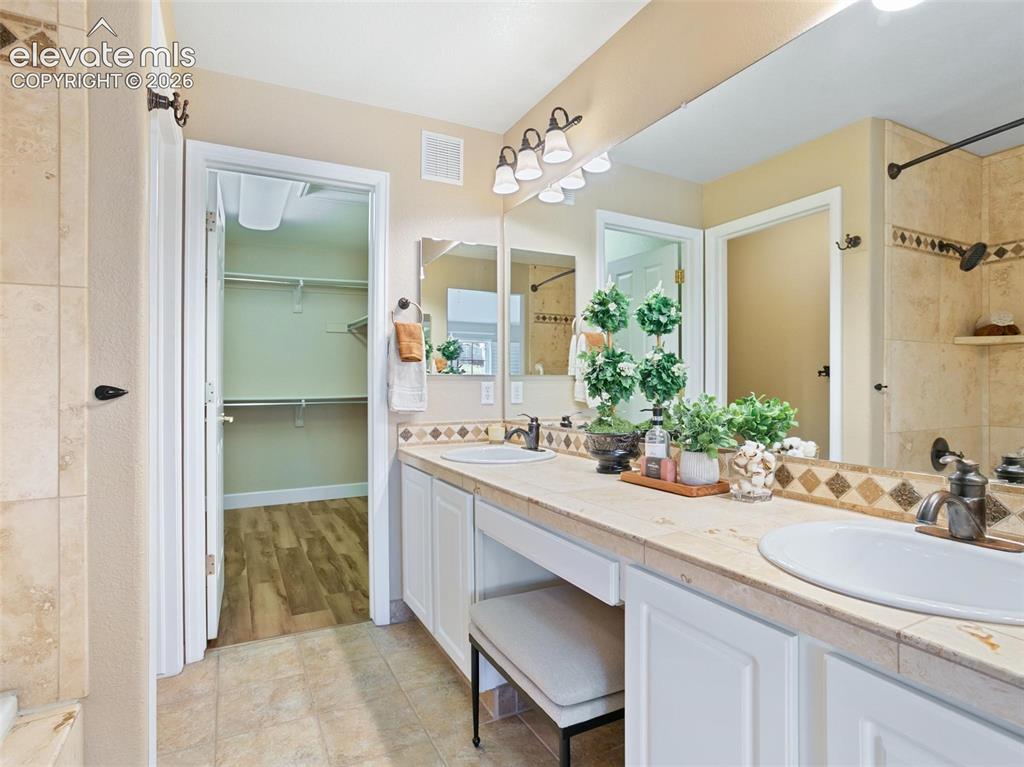 Image 19 of 38: Bathroom