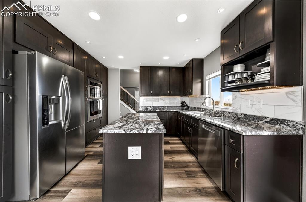 Image 10 of 50: Kitchen