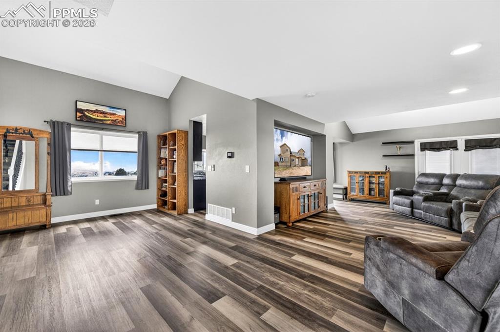 Image 8 of 50: Living Room