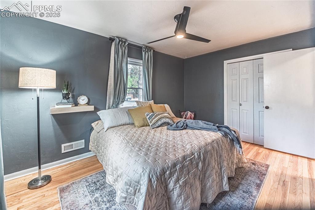 Image 18 of 38: Bedroom