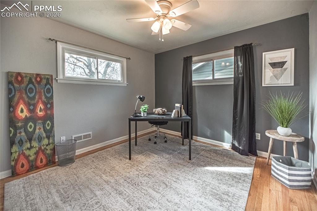 Image 19 of 38: Office