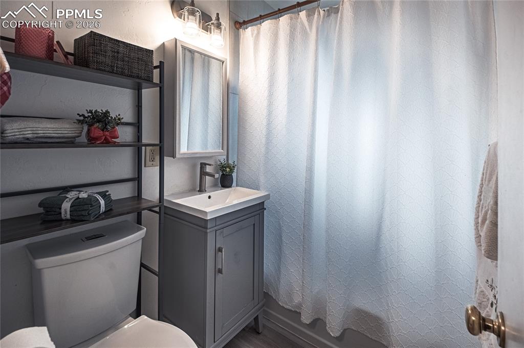 Image 21 of 38: Bathroom