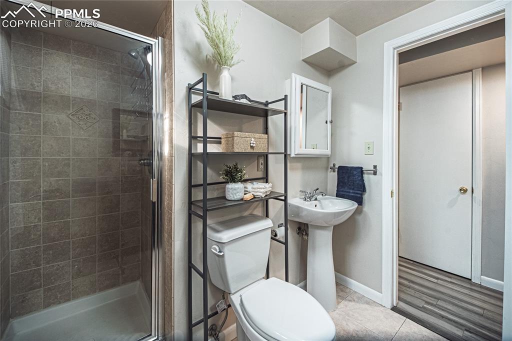 Image 27 of 38: Bathroom