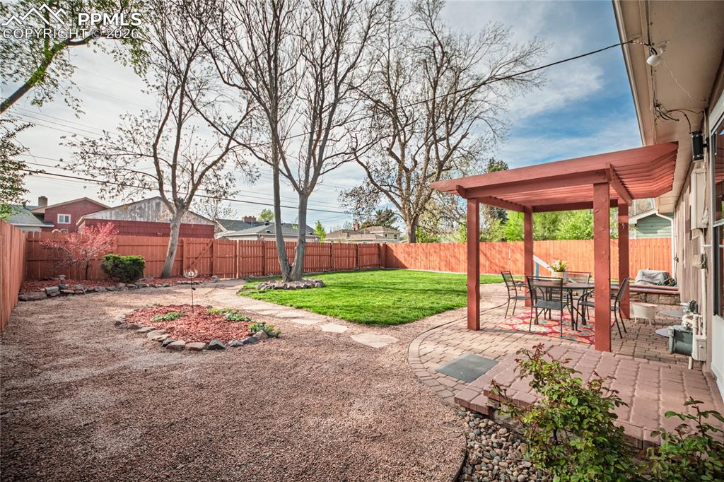 Image 33 of 38: Yard