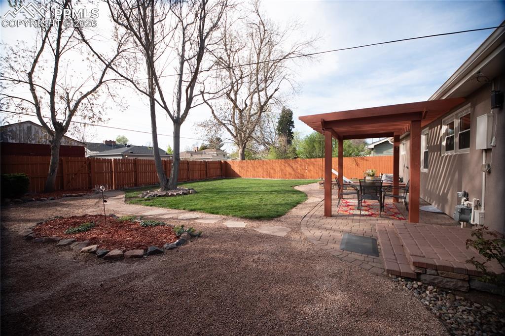 Image 34 of 38: Yard