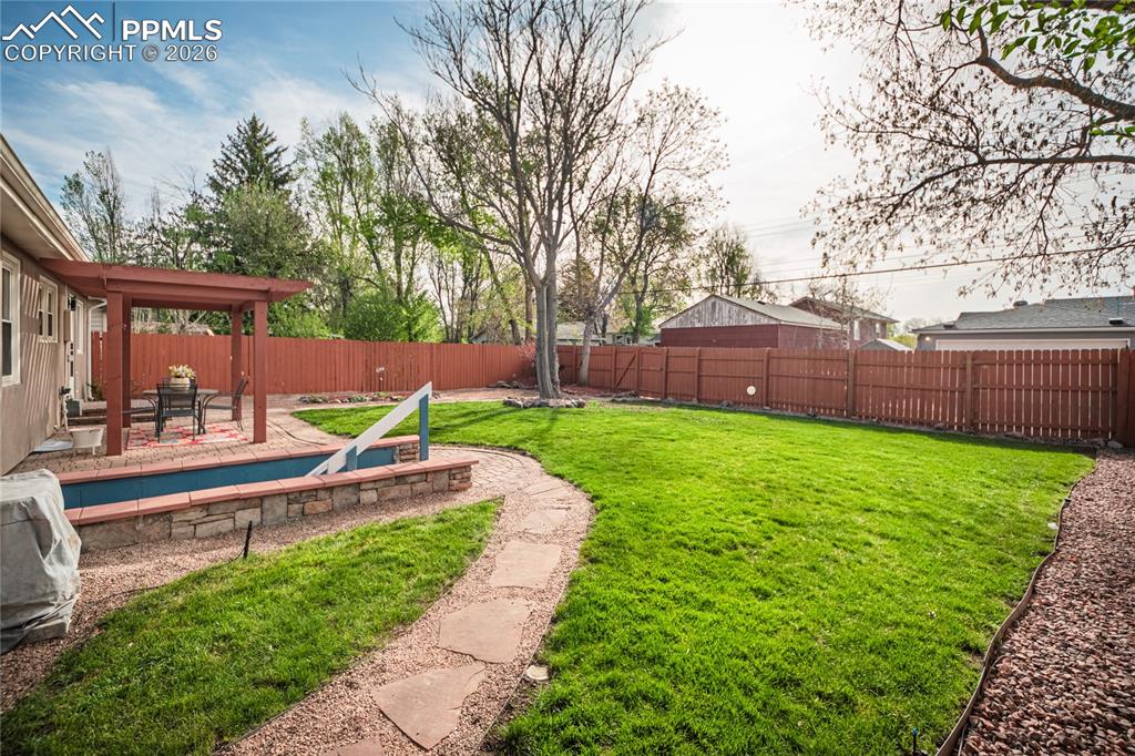 Image 37 of 38: Yard