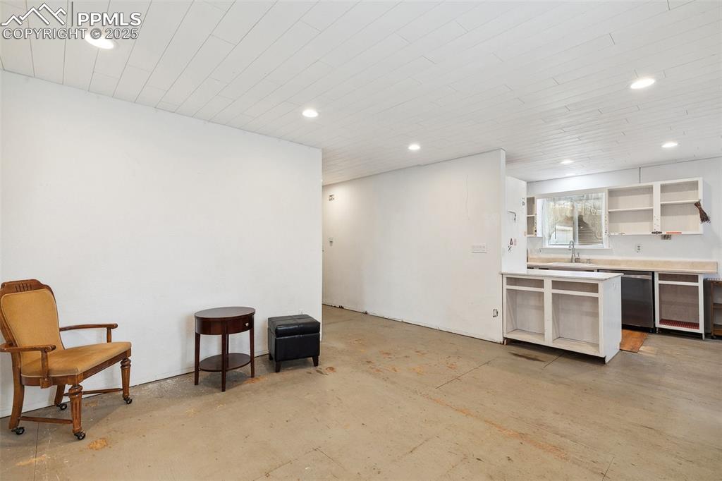 Image 10 of 27: Kitchen