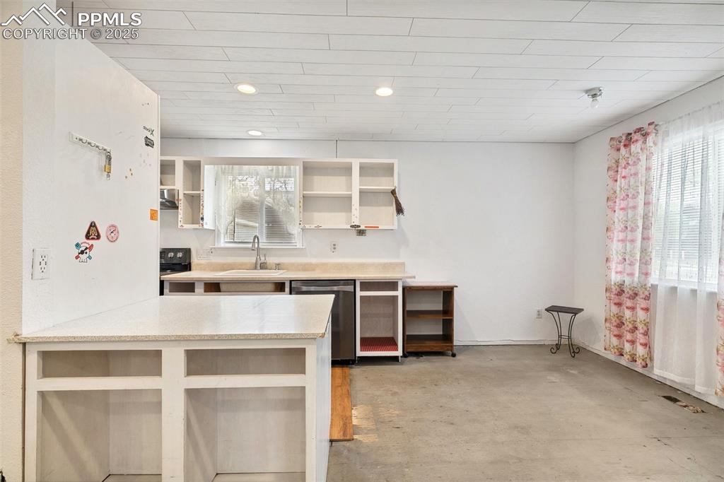 Image 11 of 27: Kitchen