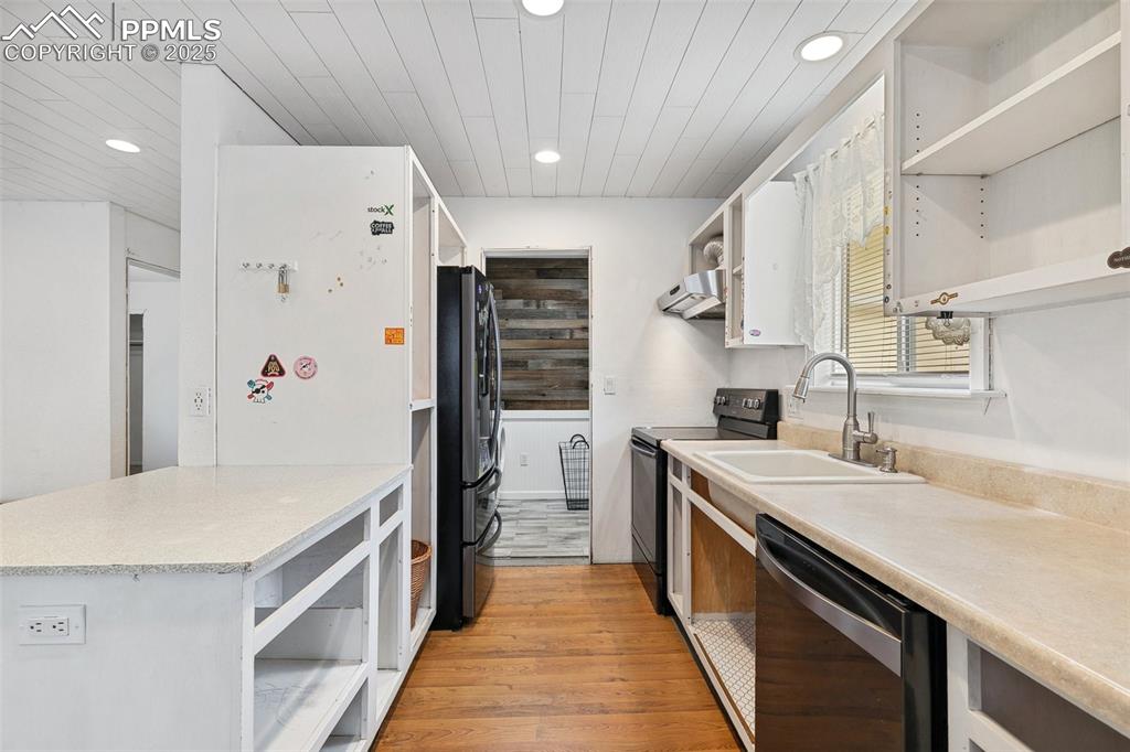 Image 12 of 27: Kitchen