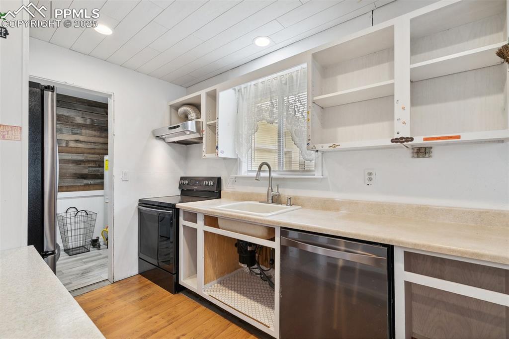 Image 13 of 27: Kitchen